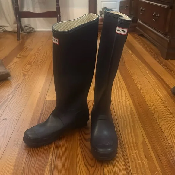 Dark purple hunter tall rain boots size 8, excellent condition - Picture 2 of 9
